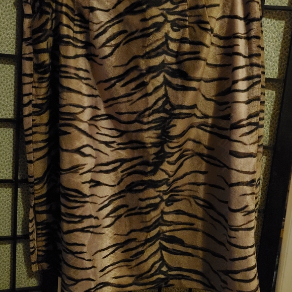 Valerie Stevens Tiger Print Skirt Size 14 Feels like Velour Velvet very Soft - Picture 3 of 9